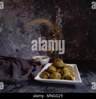 Thé Vert Matcha cookies aux pépites de chocolat, fond sombre Banque D'Images