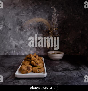 Cookies aux pépites de chocolat aux noisettes, fond sombre