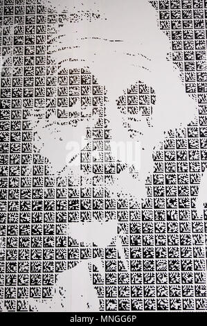 Un portrait d'Albert Einstein au Musée des sciences et de la technologie de la Chine à Beijing, Chine, composé de codes à barres (matrice ou QR codes de réponse rapide). Banque D'Images