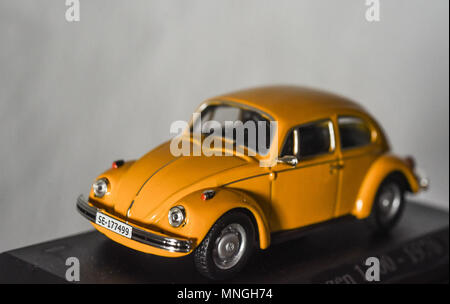 Jouet Ancien véhicules Volkswagen. Cars T1 et VW Coccinelle Volkswagen jaune.petite voiture Banque D'Images