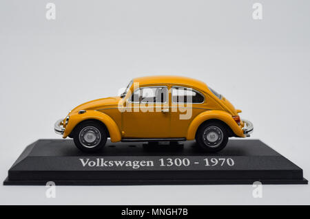 Jouet Ancien véhicules Volkswagen. Cars T1 et VW Coccinelle Volkswagen jaune.petite voiture Banque D'Images