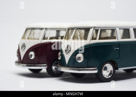 Jouet Ancien véhicules Volkswagen. Cars T1 et VW Coccinelle Volkswagen jaune.petite voiture Banque D'Images