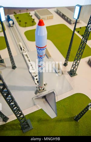 Un modèle de la fusée Cyclone russe et sa plateforme de lancement affiché lors de la 64ème CCE à Beijing, Chine. Banque D'Images