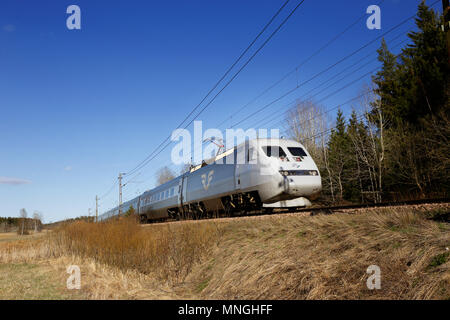 Molnbo, Suède - mai 3, 2017 : Le train à grande vitesse la classe X2 actionné par le SJ AB X2000. Banque D'Images