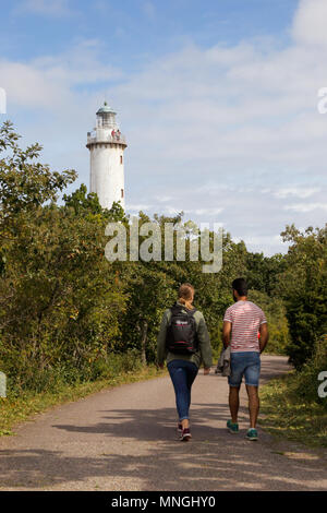Mörlunda, Suède - août 22, 2017 : un couple en train de marcher vers le phare Lange Erik à la province suédoise de Oland nord. Banque D'Images