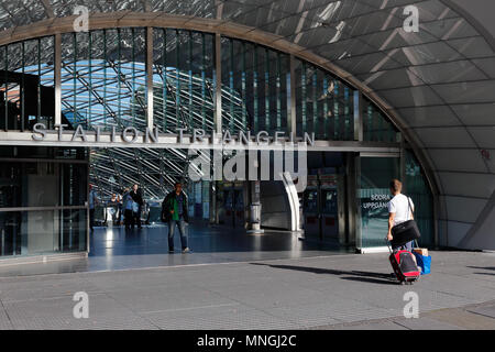 Malmö, Suède - le 23 août 2017 : un homme avec une valise dans l'entrée sud de la gare Triangel à Malmo. Banque D'Images