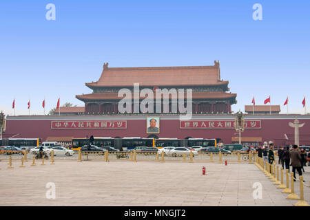 La place Tiananmen et Monument entrée de la cité interdite à Pékin le mausolée de Mao en Chine, Asie Banque D'Images