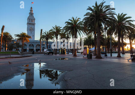 Tôt le matin à l'Embarcadero Center, avec le Ferry Building qui célébrer son centenaire en 2015, San Francisco, Californie, USA. Banque D'Images