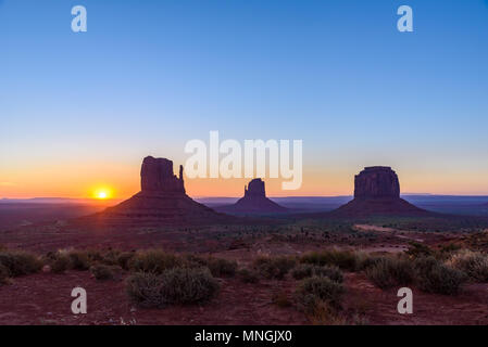 Lever du soleil à Monument Valley, Panorama de l'Mitten Buttes - vue depuis le centre des visiteurs au Navajo Tribal Park - Arizona et l'Utah, USA Banque D'Images