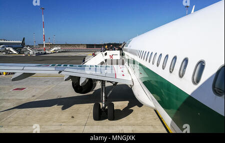 Rome, Italie - 24 mars 2018 : La vue de l'entrée de porte arrière d'un Airbus d'Alitalia en l'aéroport de Fiumicino. Banque D'Images