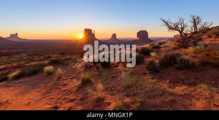 Lever du soleil à Monument Valley, Panorama de l'Mitten Buttes - vue depuis le centre des visiteurs au Navajo Tribal Park - Arizona et l'Utah, USA Banque D'Images