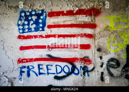 Nous Graffitied drapeau à l'abandonnée, ancienne ambassade d'Iraq à Berlin, Allemagne. Banque D'Images