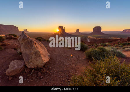 Lever du soleil à Monument Valley, Panorama de l'Mitten Buttes - vue depuis le centre des visiteurs au Navajo Tribal Park - Arizona et l'Utah, USA Banque D'Images