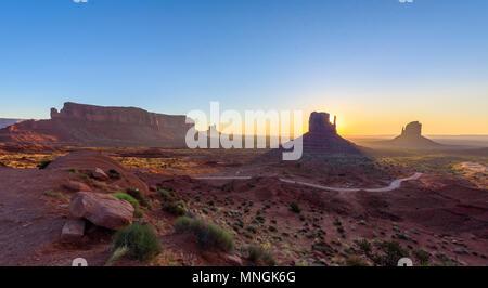 Lever du soleil à Monument Valley, Panorama de l'Mitten Buttes - vue depuis le centre des visiteurs au Navajo Tribal Park - Arizona et l'Utah, USA Banque D'Images