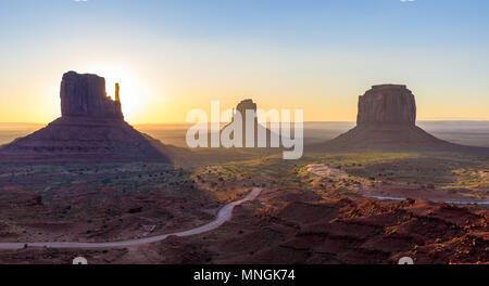 Lever du soleil à Monument Valley, Panorama de l'Mitten Buttes - vue depuis le centre des visiteurs au Navajo Tribal Park - Arizona et l'Utah, USA Banque D'Images