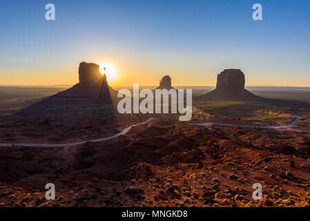 Lever du soleil à Monument Valley, Panorama de l'Mitten Buttes - vue depuis le centre des visiteurs au Navajo Tribal Park - Arizona et l'Utah, USA Banque D'Images