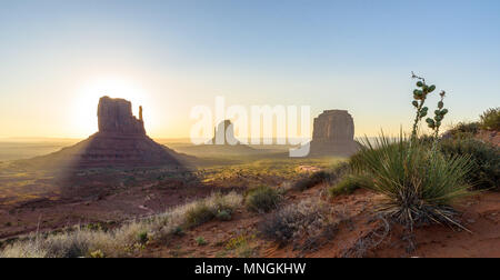 Lever du soleil à Monument Valley, Panorama de l'Mitten Buttes - vue depuis le centre des visiteurs au Navajo Tribal Park - Arizona et l'Utah, USA Banque D'Images