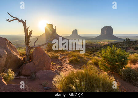 Lever du soleil à Monument Valley, Panorama de l'Mitten Buttes - vue depuis le centre des visiteurs au Navajo Tribal Park - Arizona et l'Utah, USA Banque D'Images