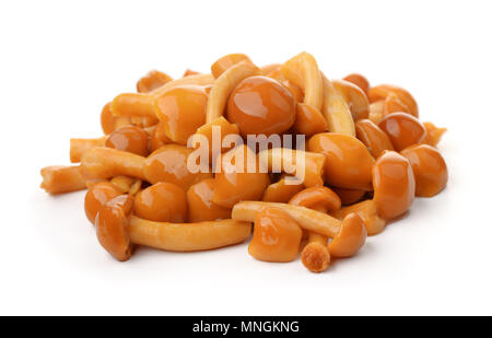 Pile de champignons marinés isolé sur fond blanc Banque D'Images