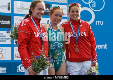 Charlotte McShane (1er), Ellen Penncock (2e) et Amélie Kretz (3e) célébrer sur le podium de la catégorie des moins de 23 ans pour les femmes du PRUHealth Championnat du monde de triathlon à Londres, 12 septembre 2013 --- Image par © Paul Cunningham Banque D'Images