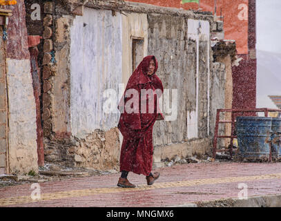 La marche des moines dans la neige, Yarchen Gar, Sichuan, Chine Banque D'Images