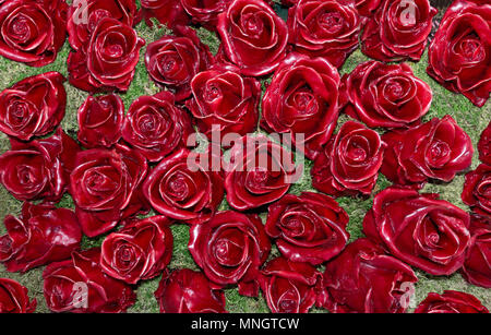 Roses rouges en cire sur mousse Banque D'Images