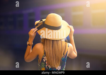 Woman traveler avec hat près des voies de chemin de fer en attente de train Banque D'Images