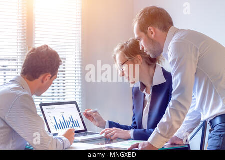 L'équipe de comptables rapport financier discussion avec des données graphique sur l'écran d'ordinateur dans l'office, consulter les gens d'examiner la stratégie d'entreprise et d'affaires Banque D'Images