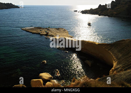 Voilier à l'état sauvage Gnejna bay, Malte Banque D'Images