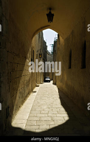 Arcades dans la vieille ville de Mdina, Malte Banque D'Images