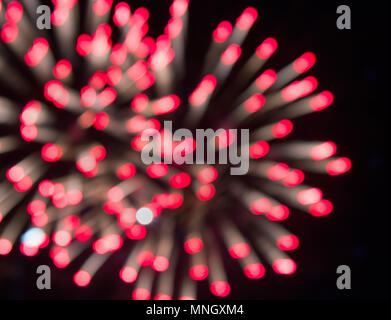 Salut au canon, royal salute. Multi-couleur d'artifice l'éblouissement. Explosion de couleurs d'artifice dans le ciel. Décor de fête et triomphant Banque D'Images