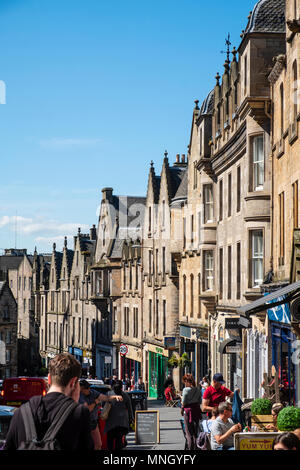 Avis de boutiques et cafés sur la rue Cockburn historique dans la vieille ville d'Édimbourg, Écosse, Royaume-Uni Banque D'Images