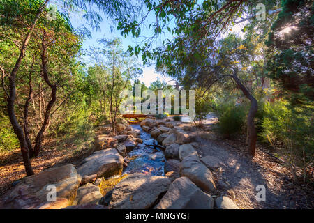 L'homme a fait creek à Rio Tinto de Naturescape Kings Park, Perth, Australie occidentale Banque D'Images