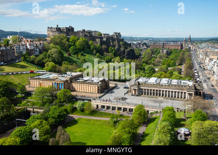 Skyline de Princes Street Gardens, Château d'Edimbourg, la Scottish National Gallery (L) et de la Royal Scottish Academy (R) à Édimbourg, Écosse, Royaume-Uni Banque D'Images