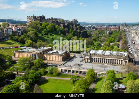 Skyline de Princes Street Gardens, Château d'Edimbourg, la Scottish National Gallery (L) et de la Royal Scottish Academy (R) à Édimbourg, Écosse, Royaume-Uni Banque D'Images