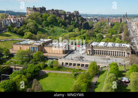 Toits de Princes Street Gardens, la Scottish National Gallery (L) et de la Royal Scottish Academy (R) à Édimbourg, Écosse, Royaume-Uni Banque D'Images