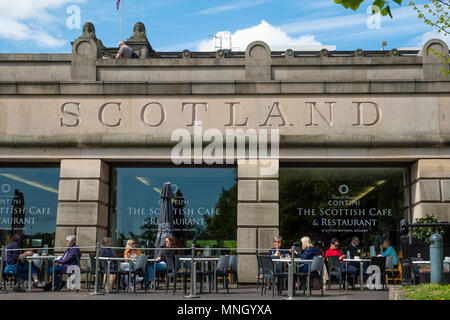 Cafe à l'extérieur entrée de Galeries nationales d'Écosse dans les jardins de Princes Street, Édimbourg, Écosse, Royaume-Uni Banque D'Images