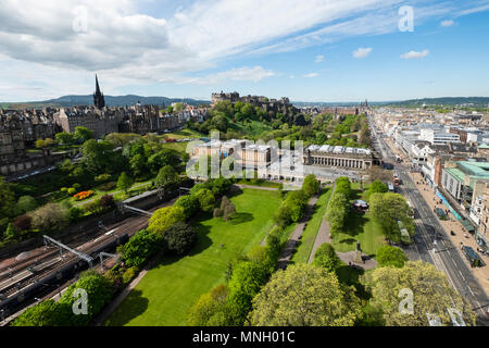 Toits de Princes Street Gardens et le château d'Édimbourg, Écosse, Royaume-Uni Banque D'Images