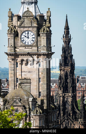 Vue de l'horloge sur l'Hôtel Balmoral et Scott Monument situé sur Princes Street à Édimbourg, Écosse, Royaume-Uni. Banque D'Images