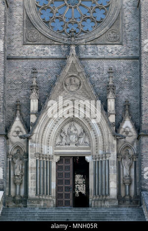 Entrée d'église Saint Ludmila à Prague Banque D'Images