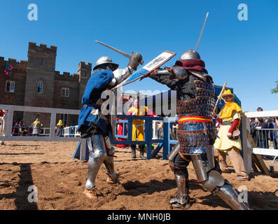 Deux chevaliers combattre en liste au cours de la Fédération Internationale de combat médiéval (CCGE) Championnats du monde à Scone Palace le 12 mai 2018 à Scone Pa Banque D'Images