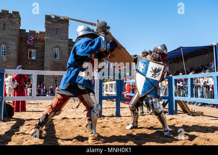 Deux chevaliers combattre en liste au cours de la Fédération Internationale de combat médiéval (CCGE) Championnats du monde à Scone Palace le 12 mai 2018 à Scone Pa Banque D'Images