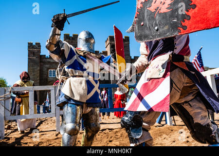 Deux chevaliers combattre en liste au cours de la Fédération Internationale de combat médiéval (CCGE) Championnats du monde à Scone Palace le 12 mai 2018 à Scone Pa Banque D'Images