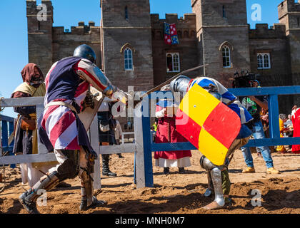 Deux chevaliers combattre en liste au cours de la Fédération Internationale de combat médiéval (CCGE) Championnats du monde à Scone Palace le 12 mai 2018 à Scone Pa Banque D'Images