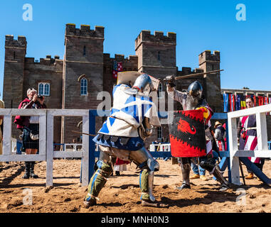 Deux chevaliers combattre en liste au cours de la Fédération Internationale de combat médiéval (CCGE) Championnats du monde à Scone Palace le 12 mai 2018 à Scone Pa Banque D'Images