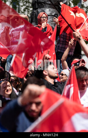 L'étape turque partisans d'un rassemblement à Whitehall en tant que président de la Turquie, Recep Tayyip Erdoğan, Premier ministre rencontre Briitsh Theresa peut à No10 Downing St lors d'une visite de trois jours au Royaume-Uni. London, UK Banque D'Images