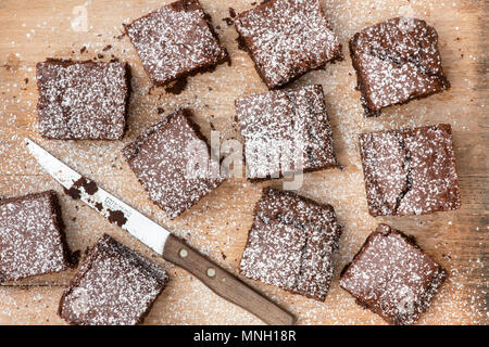 Brownies au chocolat maison sur un fond de bois Banque D'Images