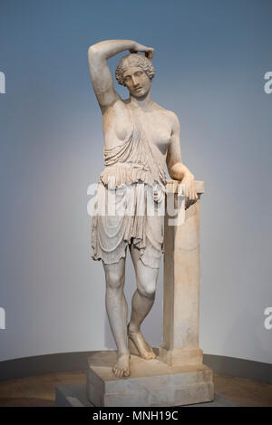 Berlin. L'Allemagne. Amazone blessée, sculpture romaine après un original par Polykleitos d'Argos à partir de autour de 430 av. Altes Museum, qui se trouve sur l'Hil Quirinal Banque D'Images