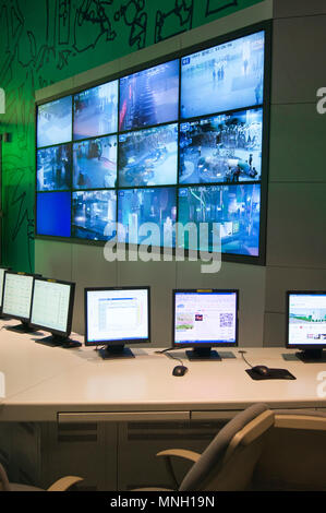 Écrans de sécurité de la télévision en circuit fermé au Musée des sciences et de la technologie de la Chine à Beijing, Chine. Banque D'Images