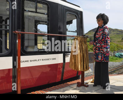 Dame Shirley Bassey Snowdon Mountain Railway noms un transport après elle-même à Llanberis, Gwyned, de reconnaître la chanteuse, 65 ans de carrière à titre d'ambassadeur international pour le pays de Galles. Banque D'Images